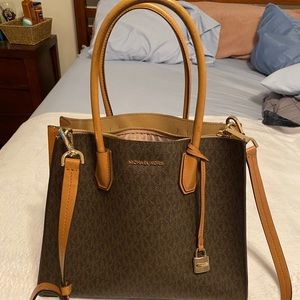 Micheal Kors- Mercer Large Logo Tote Bag